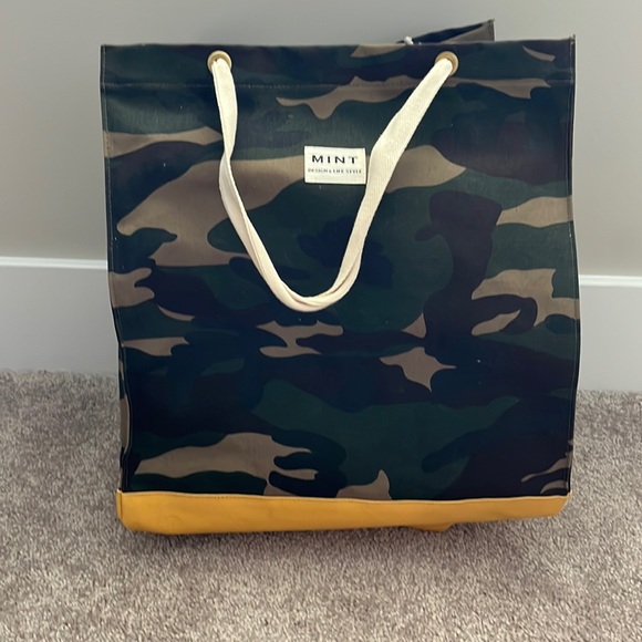 Handbags - Beautiful brand new cameo tote bag from Lisa Robertson.